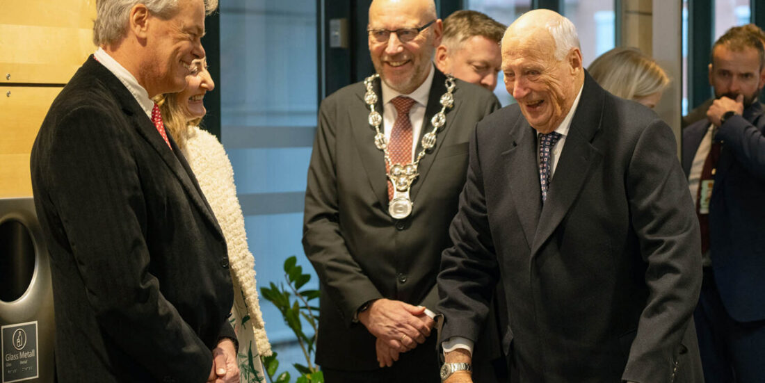 King Harald greeting neuroscientists Edvard Moser and May-Britt Moser, with NTNU Rector Tor Grande in the middle.