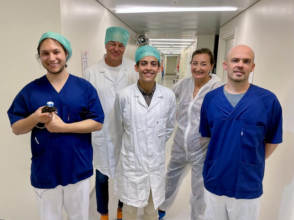 Researchers are standing in a corridor and smiling at the camera: Michael F. Schellenberger, Edvard Moser, Abraham Z Vollan, May-Britt Moser, Rich Gardner. Photo.