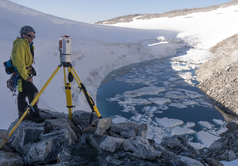 A group of researchers wants to help communities living close to melting glaciers. The photo shows a scientist surveilling an ice demmed lake in winter.